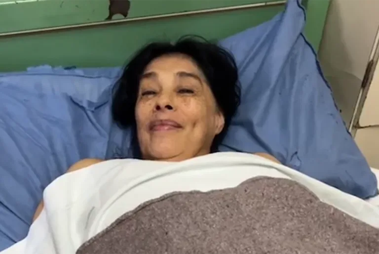 Mabel recostada en la cama del hospital