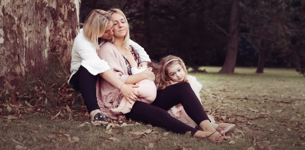 Dos mamás Pamela Visciarelli y Mariana Blanco junto a sus hijas, Eva y Juana.