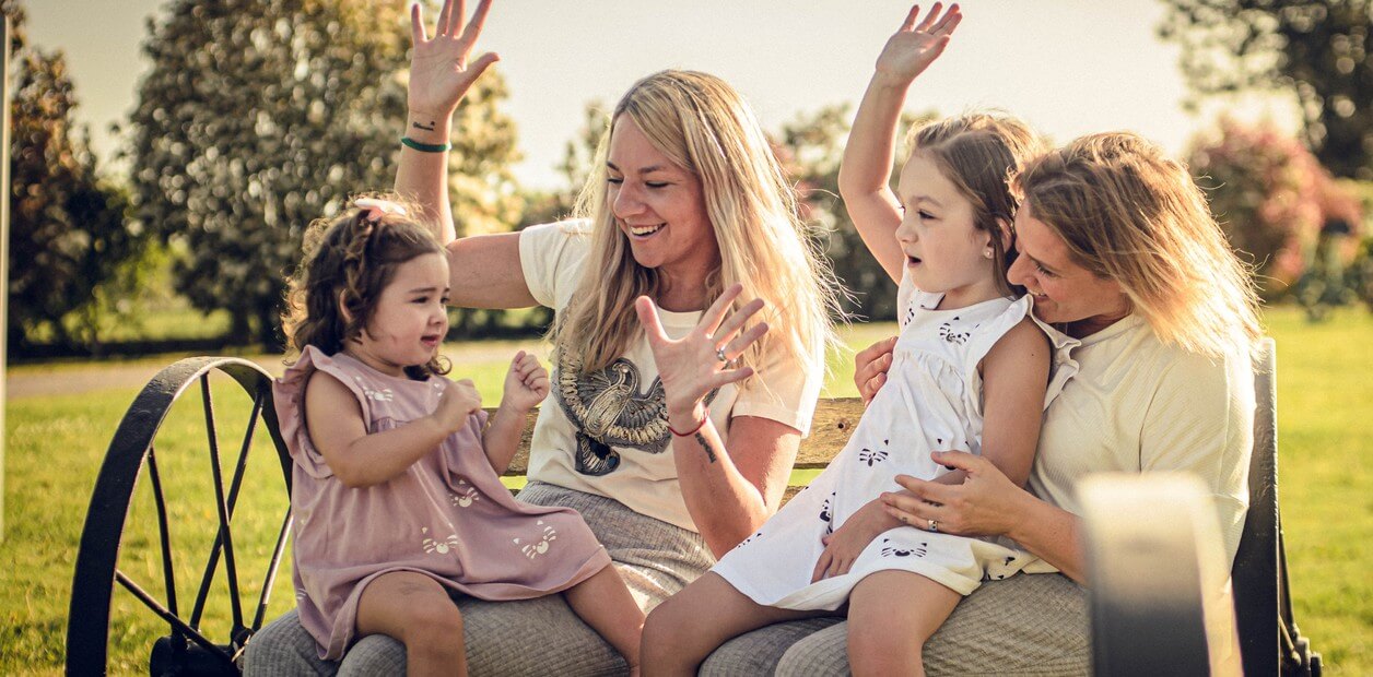 Pamela Visciarelli y Mariana Blanco, junto a Eva y Juana, sus hijas.